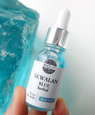 Sérum so svalánom z cukrovej trstiny pre pleť náchylnú na akné Svalane Blue Tansy BIOUP - 2